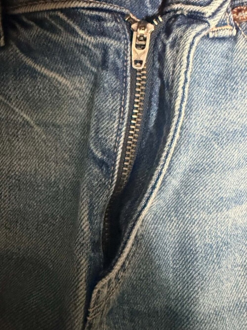 Size 0 SHORT American Eagle Strigid Ripped Mom Jeans Light Wash Distressed